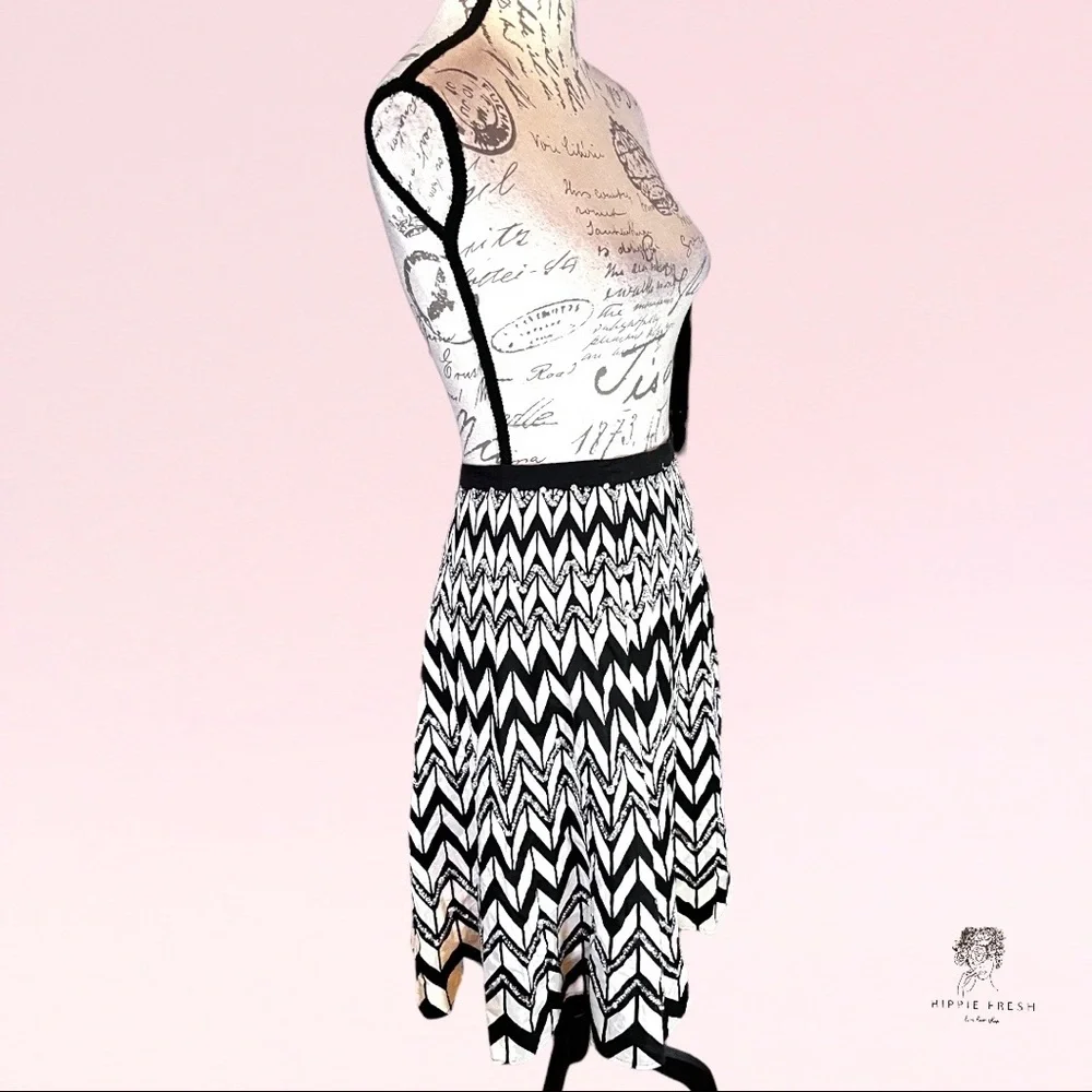 BCBGMAXAZRIA Black, White Chevron Sequin Skirt Size L - Picture 4 of 9